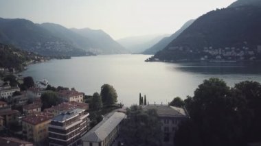 İtalya 'daki Como Gölü' nün havadan görünüşü. Temiz Su, İnanılmaz Dağlar ve Doğa Manzarası. İtalya 'ya git, Lombardy. Drone Görüntüsü, Paket Görüntüsü, Uzayı Kopyala