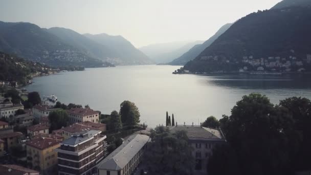 Αεροφωτογραφία Της Λίμνης Κόμο Στην Ιταλία Καθαρό Νερό Καταπληκτικά Βουνά — Αρχείο Βίντεο