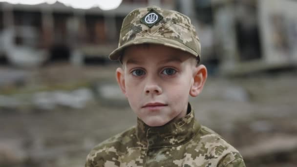 Portret Małego Ukraińskiego Patriotycznego Żołnierza Stojącego Niszczycielskim Tle Patrzącego Kamerę — Wideo stockowe