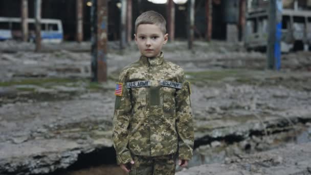 Porträt Des Kleinen Soldaten Militäruniform Der Ruinen Steht Und Die — Stockvideo