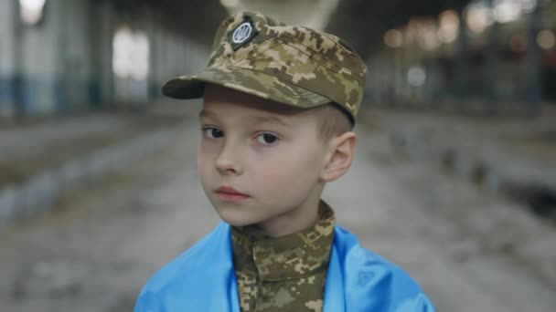 Close Portret Patriotycznego Żołnierza Zawiniętego Ukraińską Flagę Stojącego Zniszczonej Fabryce — Wideo stockowe