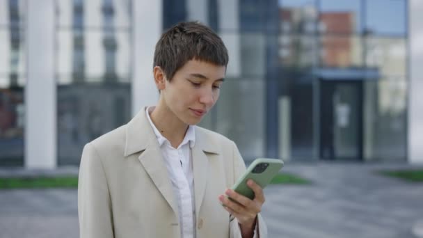 Winnen Uitgang Kaukasische Jongedame Viert Prestatie Kijkend Naar Smartphone Succesvolle — Stockvideo