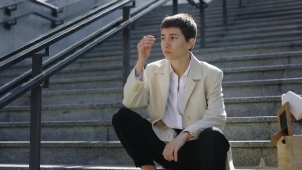 Kavkazská Podnikatelka Cítí Smutná Protože Její Šéf Vyhodil Žena Stresu — Stock video