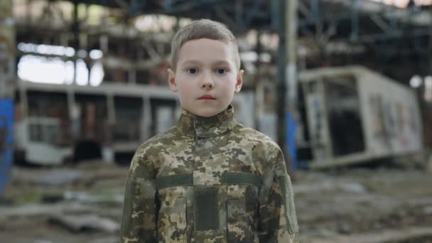 Porträt Des Kleinen Soldaten Militäruniform Vor Dem Hintergrund Der Verwüstung — Stockvideo