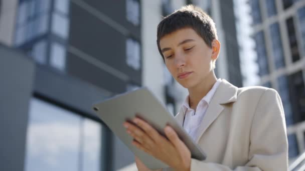 Portrait Businesswoman Standing Formal Brown Suit Using Digital Tablet Answering — стокове відео