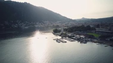 Lombardys Lakeside City Como Port with Boats, Scenic Mountains ve Waterfront Streets 'in büyüleyici hava manzarası. İnanılmaz İtalya 'nın hava görüntüsü, Packshot, kopyalama uzayı. Yaz zamanı.