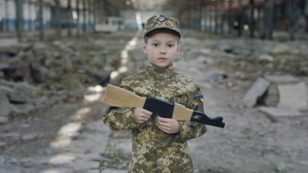 Portret Van Kleine Oekraïense Patriot Jongen Gekleed Militaire Uniform Staat — Stockvideo