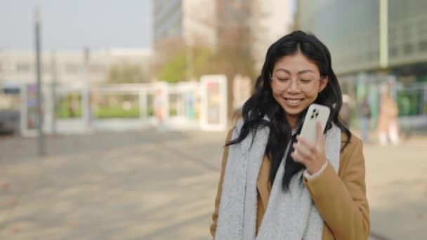 Genç Asyalı Bayan Yönetici Ofis Merkezinin Yakınında Yürüyor Müşterilerle Telefonda — Stok video