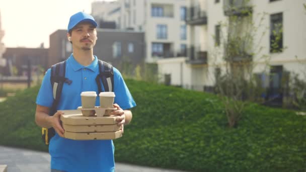 Courier Sorriu Caucasiano Carrega Uma Pizza Café Suas Mãos Para — Vídeo de Stock