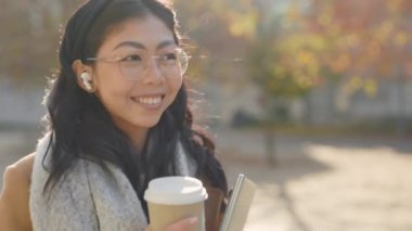Parkın yanında elinde dizüstü bilgisayarla dolaşan, kulaklık takan ve kahve içen Asyalı tatlı bir öğrenci. Üniversitenin yanında bilgisayarla gülümseyen bir öğretmen. Güzel bir iş kadını işten sonra eve gidiyor.