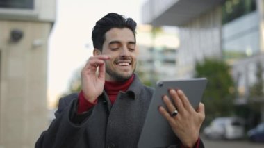 Gülümseyen Genç İş Adamı Ofis Binası 'nın yanında dururken Partner' la Konuşuyor. Resmi Takım Elbiseli Mutlu Olgun Adam konuşuyor, Ofis Binası önünde sohbet ediyor. Video Sohbeti