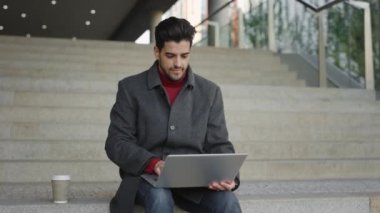 Heyecanlı Çoklu Yarış İşadamı Okuma Bildirimi Bilgisayarda, İyi Haberler Alırken. Piyangoyu kazanan erkek, İş Bölgesi yakınlarında oturmaktan mutlu. Kazan ve Zafer. İyi anlaşma.