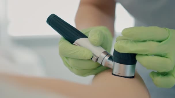 Żeński Dermatolog Bada Znamiona Pieprzyki Szyi Pacjenta Używając Dermatoskopu Badanie — Wideo stockowe