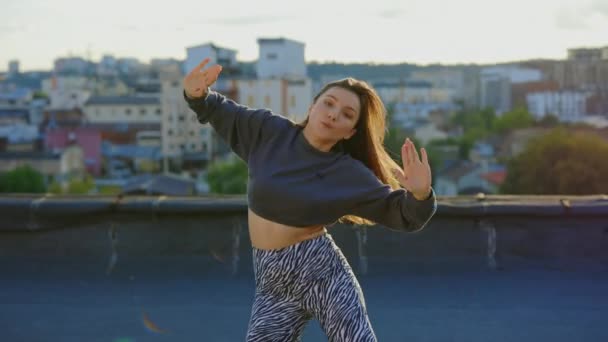 Hembra Calificada Hip Hop Dancer Realiza Una Azotea Hipnotizando Espectador — Vídeos de Stock