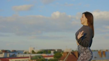 Çatıda Güçlü Hareketlerle Duygusal Dans Eden Güzel Kafkas Dansçı Hip-Hop 'un yan görüntüsü. Bu Gösteriler Sokak Dansı Konsepti