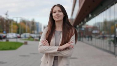İş Merkezi 'nin yakınında duran ve kameraya bakarken gülümseyen güzel iş kadınının portresi. Bayan Yönetici, İnsan ve İş Konsepti