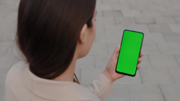 Вид Жінку Тримає Смартфон Зеленим Екраном Chroma Key Mobilephone Technology — стокове відео