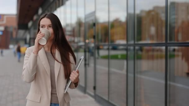 Mujer Negocios Atractiva Ocupada Caminando Bebiendo Café Sosteniendo Ordenador Portátil — Vídeos de Stock