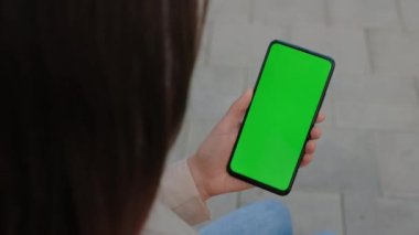 Yeşil Ekranlı Genç Kadın Eli Akıllı Telefona Dokunuyor. Chroma Key Smartphone Teknoloji Cep Telefonu Sokak Dokunuşu Mesaj Görüntüleme Eli. Eldeki Akıllı Telefonun Krom Anahtarı ModeliComment