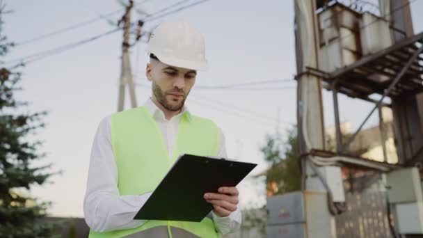 Engineer Safety Clothes Noting Power Lines Data Analysis Work Using — Stock Video