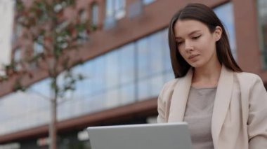 Modern Urban Caddesi 'nde dizüstü bilgisayarla çalışan Yakından Çekici Genç İş Kadını Serbest Çalışan. Kız Üniversitesi Öğrenci İnternette Laptop Bilgisayarı Kullanarak Öğreniyor