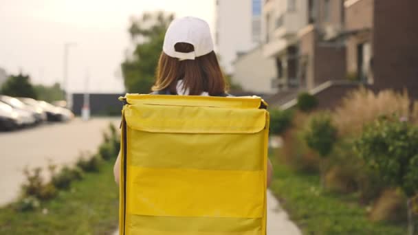 Voltar Vista Courier Feminino Caucasiano Carregando Mochila Amarela Caminhando Longo — Vídeo de Stock