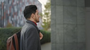 Çoklu Etnik İşadamı Sporting a Sırt Çantası, Üretici İş Günü için Ofis Merkezine Gidiyor. Kurumsal Dünya 'da Profesyonellik ve Çeşitlilik kavramını benimsemek