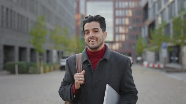 Молодий Бізнесмен Який Носить Пальто Ноутбуком Руці Досліджуючи Бізнес Центр — стокове відео