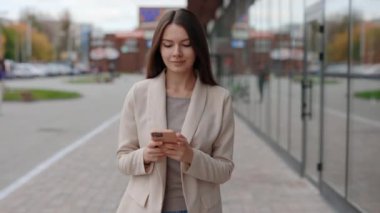 Şehirde Yürüyüş Yaparken Modern Akıllı Telefon Kullanan Güzel İş Kadını, Profesyonel Bayan İşveren Dışarıda Cep Telefonuna Yazılı Mesaj Yazıyor. Dışarıdaki İşçi.