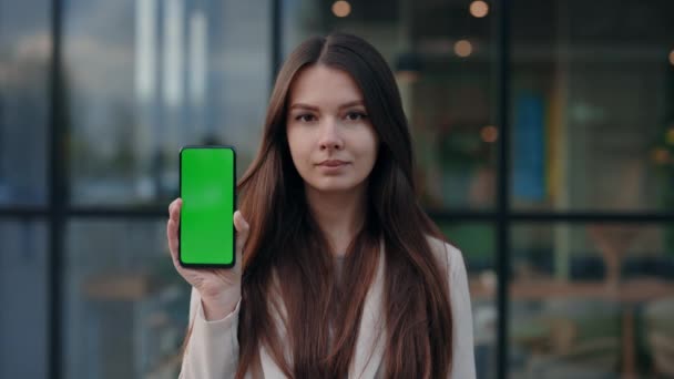 Stylová Mladá Žena Zobrazuje Green Screen Smartphone Mockup Venku Blízkosti — Stock video