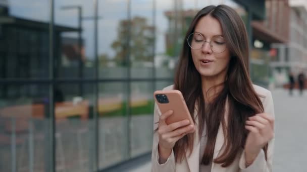 Utrolig Sjokkert Kvinne Som Feirer Mottakssalg Handel Hennes Smarttelefon Hjemme – stockvideo
