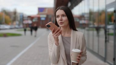 Genç İş kadını Smartphone 'da Ses Tanımayı Kullanıyor. Ses Sanal Asistanı Mobil Uygulama Ofis Merkezinin yakınında. 