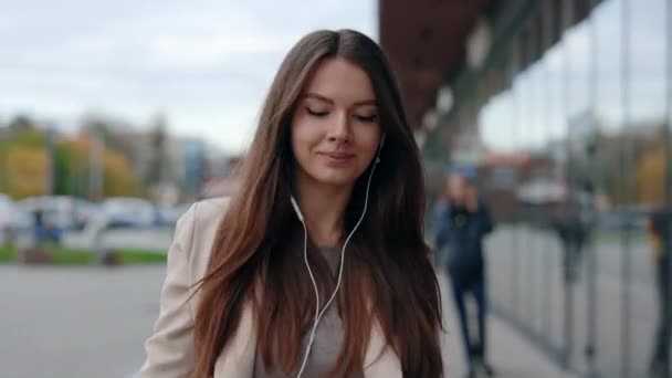 Glückliche Kaukasische Frau Die Kopfhörer Trägt Und Allein Auf Der — Stockvideo