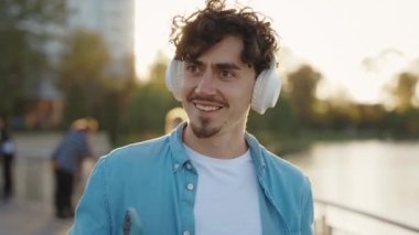 Sakallı Adam Spor Kulaklıkları, Yeni Uygulamayla Smartphone Müzik eşliğinde Dans, Modern Şehir 'de Bir Yaz Günü. Yakışıklı Adam Şehir Caddesinde Eğlenmeyi ve Gevşemeyi Seviyor. Halk ve Müzik
