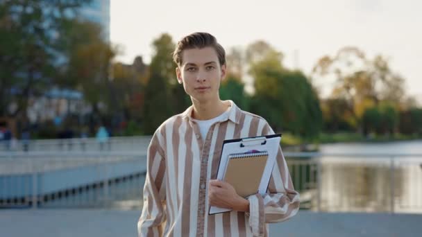 Portret Młodego Studenta Tabletem Uśmiechnięty Przed Kamerą Stojącym Kampusie Parku — Wideo stockowe