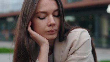 Derin Düşüncelere ve Gözlerden uzak, Kafkasyalı Genç Bir İş Kadını 'nın Portresi. Yalnızlık ve İç Kargaşası 'nı çağrıştırıyor. Kadın Depresyonu