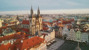 Eski Şehrin Manzaralı Hava Manzarası Bir Nefes Almada Yakalandı. Marienplatz Meydanı ve Büyüleyici Prag. İHA atışı. Çek Cumhuriyeti 'nin başkenti Eski Şehrin etrafında Panoramik Uçuşlar
