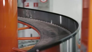 Boş Paketler bir taşıma bandı sistemine doğru ilerliyor. Mavi Boş Plastik Konteynırlar, Roller Conveyor 'da ilerliyor. Paketleme Servisi ve Paket Taşımacılığı İllüstrasyonu