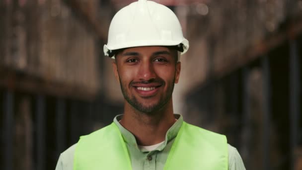 Portrét Usmívajícího Multietnického Inspektora Speciálním Oděvu Zapojeného Práce Stockroomu Inženýr — Stock video
