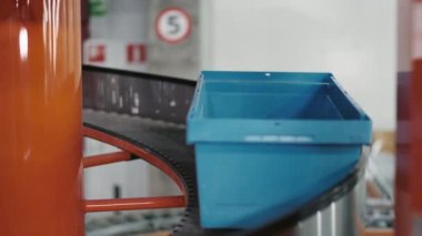 Boş Paketler Taşıyıcı Kayış Sistemi 'nde İlerliyor. Mavi Boş Plastik Kutular, Roller Conveyor boyunca ilerliyor. Paketleme Servisi İfadesi ve Verimli Paket Taşımacılığı Fikri