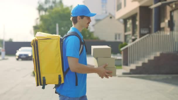 Vit Male Courier Special Uniform Bär Ryggsäcken Levererar Paketet Till — Stockvideo