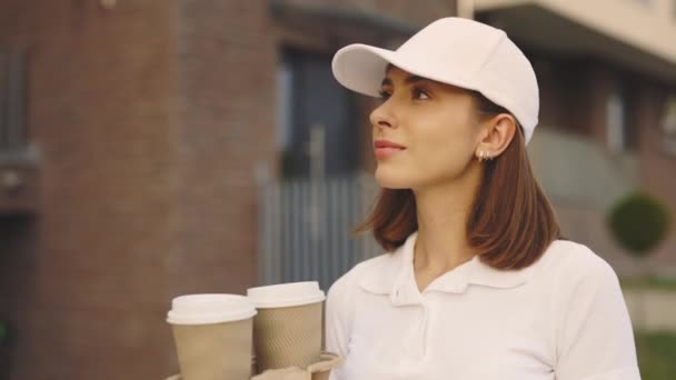 Красивая Симпатичная Женщина Специальном Белом Мундире Доставляет Еду Кофе Клиенту — стоковое видео