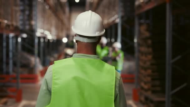 Rückansicht Eines Männlichen Industriearbeiters Uniform Und Mit Festem Hut Der — Stockvideo