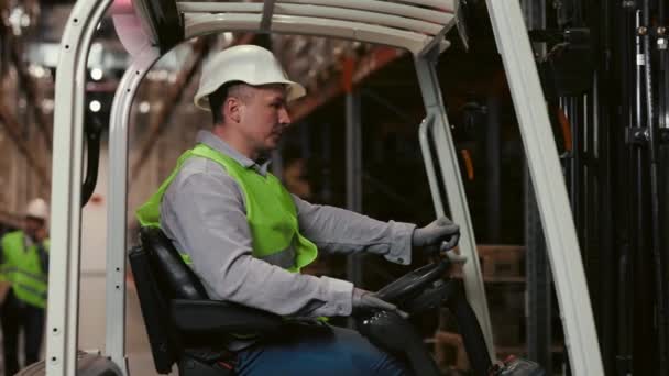 Depo Erkek Şçisi Forklift Raflar Arası Karton Kutular Taşımacılık Hard — Stok video