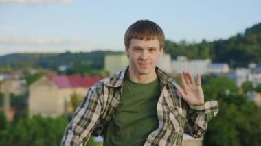 Beyaz tenli yakışıklı dansçı çatıda hip hop yapıyor. Esmer adam dans etmekten zevk alıyor, kameraya bakıyor. Erkek, inanılmaz jestler ve hareketler gösteriyor. Dans, hareketler, aksiyon konsepti