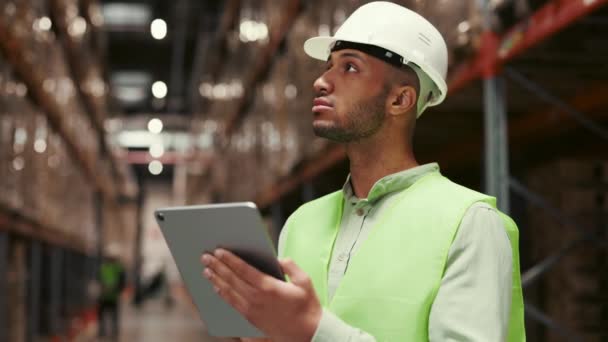 专业的男工头戴硬帽 利用数字制表管理装有货架的零售店库存 分销中心的工作人员 — 图库视频影像