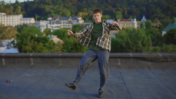 Dinamikus Hip Hop Előadás Tetőn Tehetséges Kaukázusi Férfi Táncos Elbűvölő — Stock videók