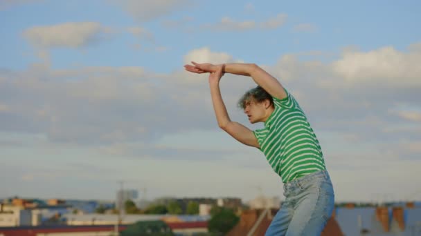 Talentosa Joven Bailarina Caucásica Mostrando Cautivadores Movimientos Contemporáneos Hombre Bailarín — Vídeos de Stock