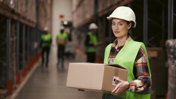 Embalaje Mujer Trabajadora Almacén Gestora Que Lleva Paquete Mira Cámara — Vídeos de Stock