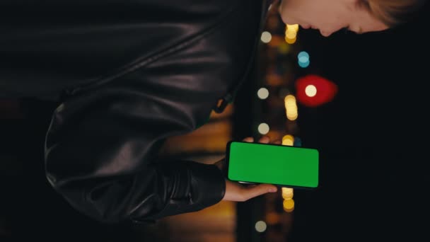 Vídeo Vertical Lady Usando Smartphone Con Pantalla Verde Night City — Vídeos de Stock